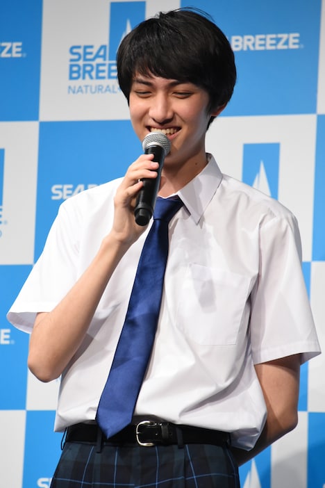 CMの中の胸キュンフレーズの再現をMCに求められ、照れ笑いを浮かべる古川毅（SUPER★DRAGON）。