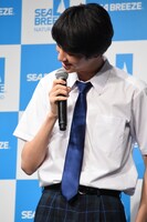 恥ずかしがる古川毅（SUPER★DRAGON）。