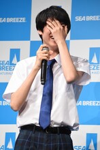 照れ笑いを浮かべる古川毅（SUPER★DRAGON）。