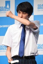 香りを試す古川毅（SUPER★DRAGON）。