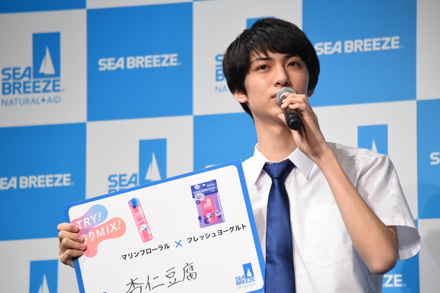 “香りMIX”の結果を「杏仁豆腐」と記入した古川毅（SUPER★DRAGON）。