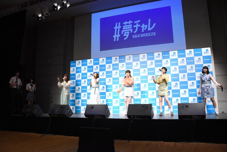 Little Glee Monsterのパフォーマンスの様子。