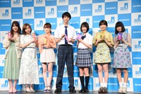 古川毅（中央）、池間夏海（右から3番目）とLittle Glee Monster。