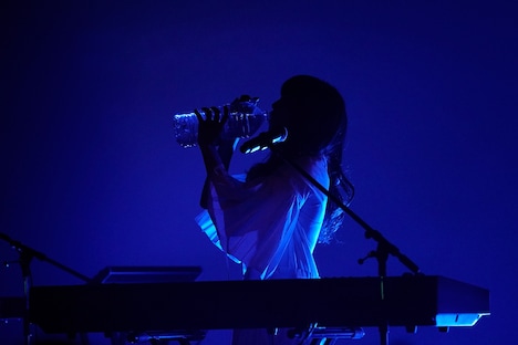 2Lのペットボトルに入った水を飲むましのみ。（写真提供：ポニーキャニオン）