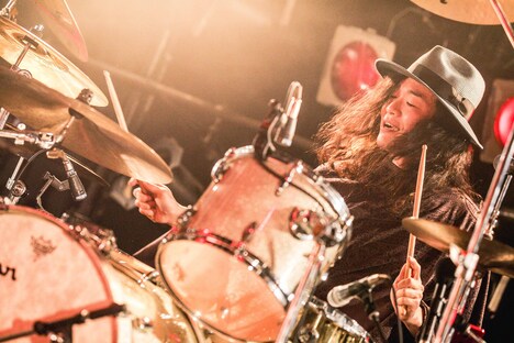 アサケン（Dr, Cho）（撮影：日吉”JP”純平）