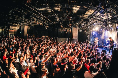 Amelie「Amelie『ステップ×ステップ』Release Tour 2017-2018」東京・渋谷CLUB QUATTRO公演の様子。（撮影：日吉”JP”純平）