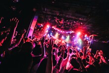 Amelie「Amelie『ステップ×ステップ』Release Tour 2017-2018」東京・渋谷CLUB QUATTRO公演の様子。（撮影：日吉”JP”純平）