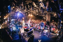 Amelie「Amelie『ステップ×ステップ』Release Tour 2017-2018」東京・渋谷CLUB QUATTRO公演の様子。（撮影：日吉”JP”純平）