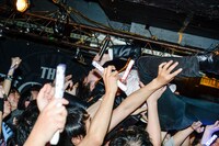 フロアへダイブする成田大致。（撮影：岸田哲平）