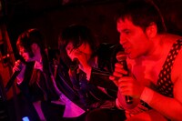 左から鏡るびい、成田大致、アントーニオ本多。（撮影：岸田哲平）