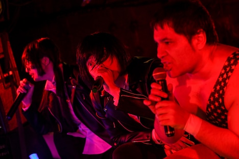 左から鏡るびい、成田大致、アントーニオ本多。（撮影：岸田哲平）