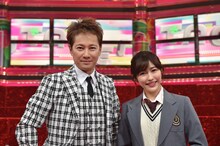 「UTAGE!」MCの中居正広とアシスタントの渡辺麻友。(c)TBS
