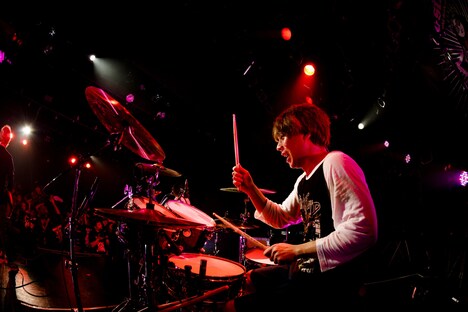 YU-KI（Dr）（Photo by JON...）