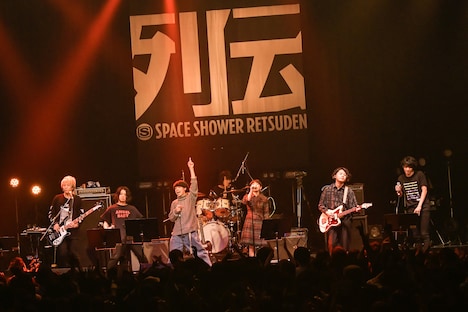 「スペースシャワー列伝 JAPAN TOUR 2018」東京・マイナビBLITZ赤坂公演でのアンコールの様子。(撮影:古渓一道)