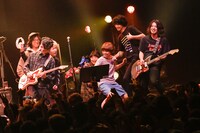 「スペースシャワー列伝 JAPAN TOUR 2018」東京・マイナビBLITZ赤坂公演でのアンコールの様子。（撮影：古渓一道）