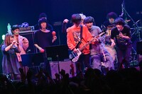 「スペースシャワー列伝 JAPAN TOUR 2018」東京・マイナビBLITZ赤坂公演でのアンコールの様子。（撮影：古渓一道）