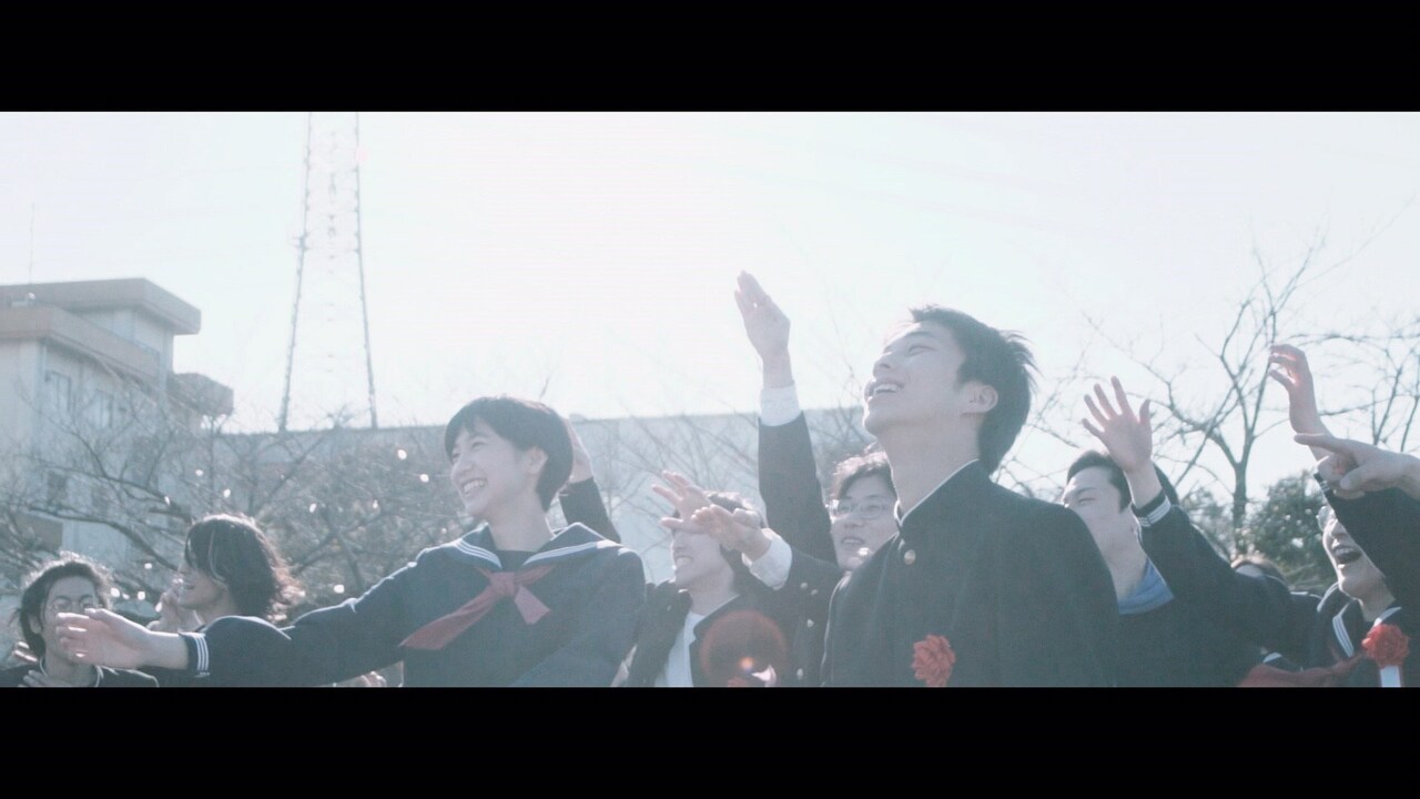 バレーボウイズ「卒業」のミュージックビデオのワンシーン。