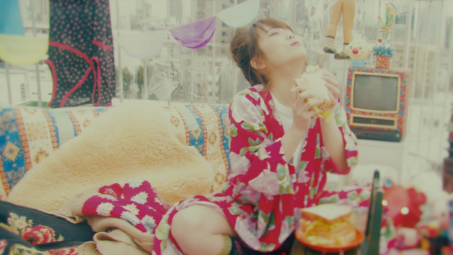 つるうちはな「ぶっちぎって光」MVのワンシーン。