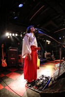 巫女に扮した辻友貴（G）。（撮影：石崎祥子）