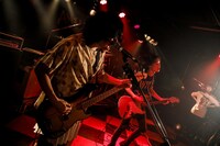 手前から三島想平（B）、辻友貴（G）。（撮影：石崎祥子）