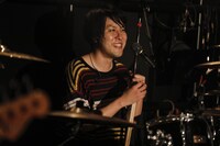 久野洋平（Dr）（撮影：石崎祥子）