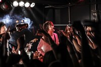 飯田瑞規（Vo, G）（撮影：石崎祥子）