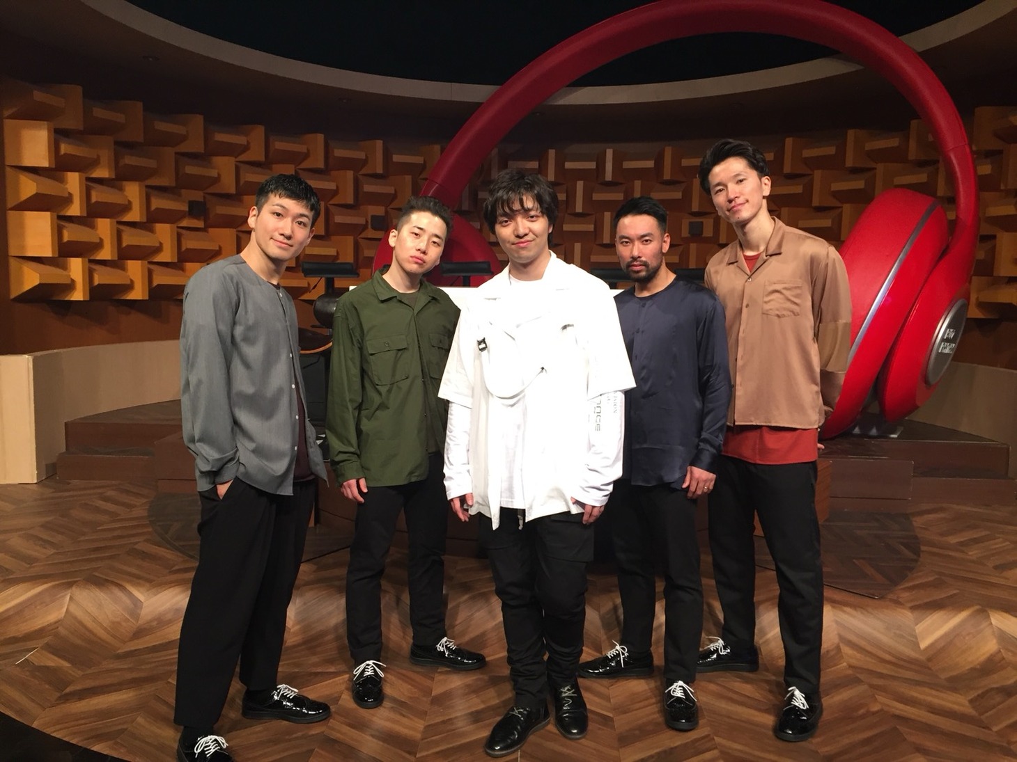 三浦大知とダンサー。