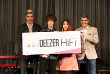 左からアレクサンダー・ホランド氏、GLIM SPANKY、ゴラン・シャケド氏。