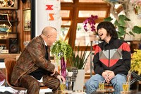 左から笑福亭鶴瓶、峯田和伸。 (c)TBS