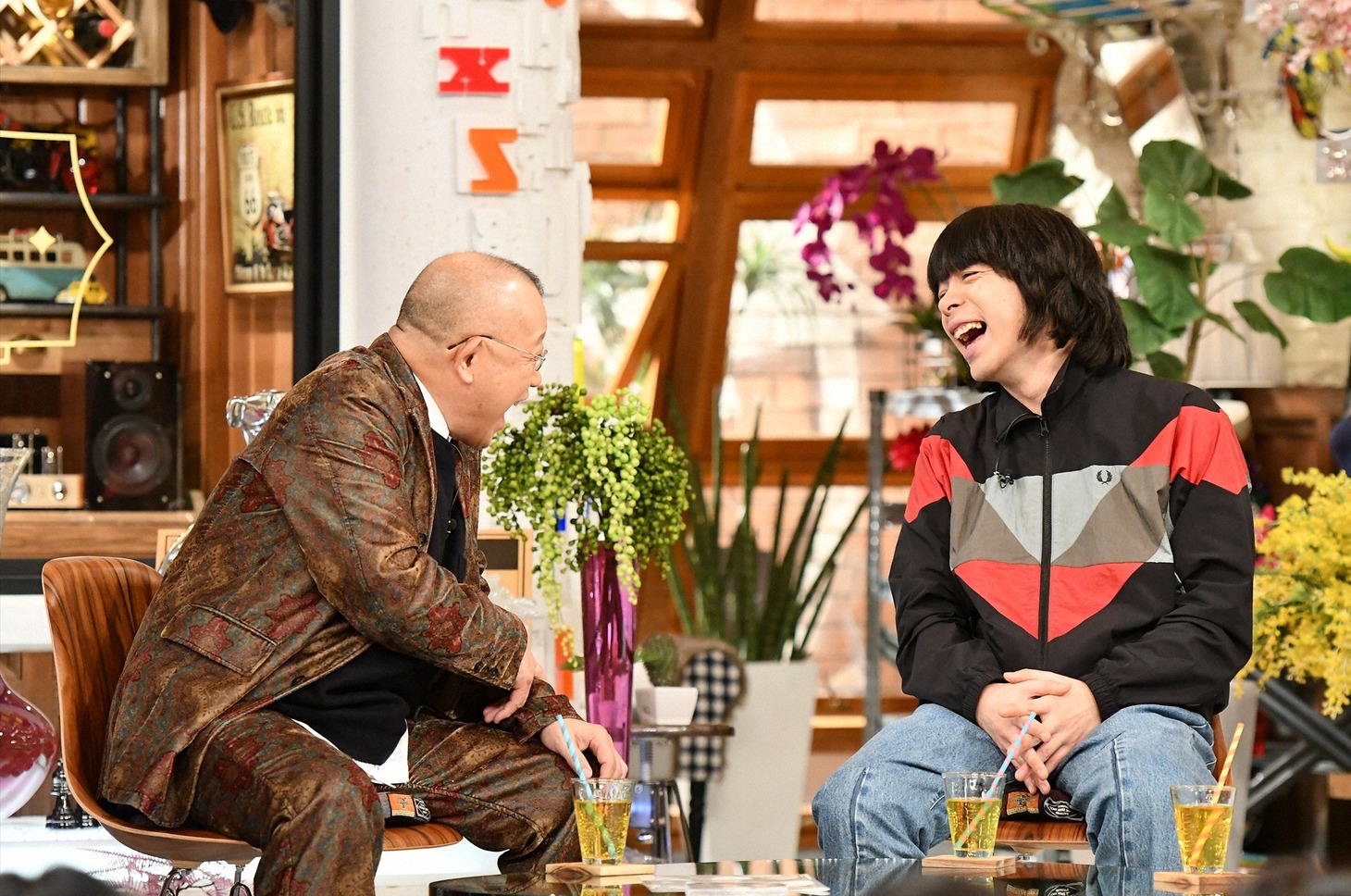左から笑福亭鶴瓶、峯田和伸。 (c)TBS