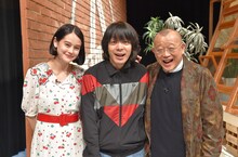 左からemma、峯田和伸、笑福亭鶴瓶。 (c)TBS