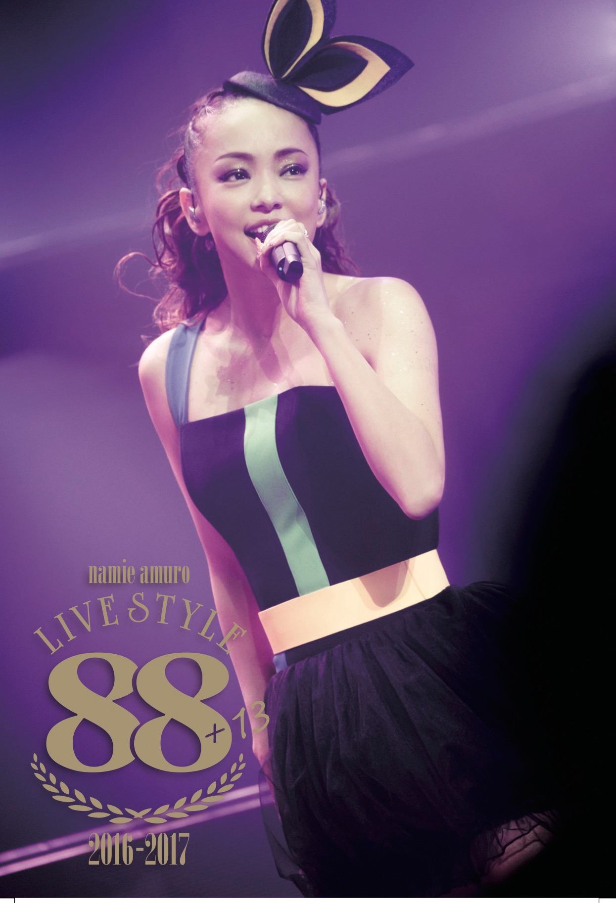 人気画像22位は「安室奈美恵、引退の決意秘めたツアーのオフショット収めた写真集『GIFT』」より、安室奈美恵「GIFT」ライブ映像ダウンロードカード見本。