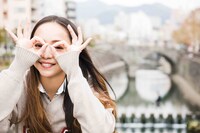 人気画像2位は「安室奈美恵、引退の決意秘めたツアーのオフショット収めた写真集『GIFT』」より、安室奈美恵「GIFT」に掲載される長崎でのオフショット。