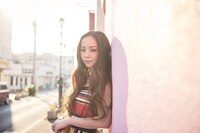 安室奈美恵「GIFT」より、安室の地元沖縄でのオフショット。