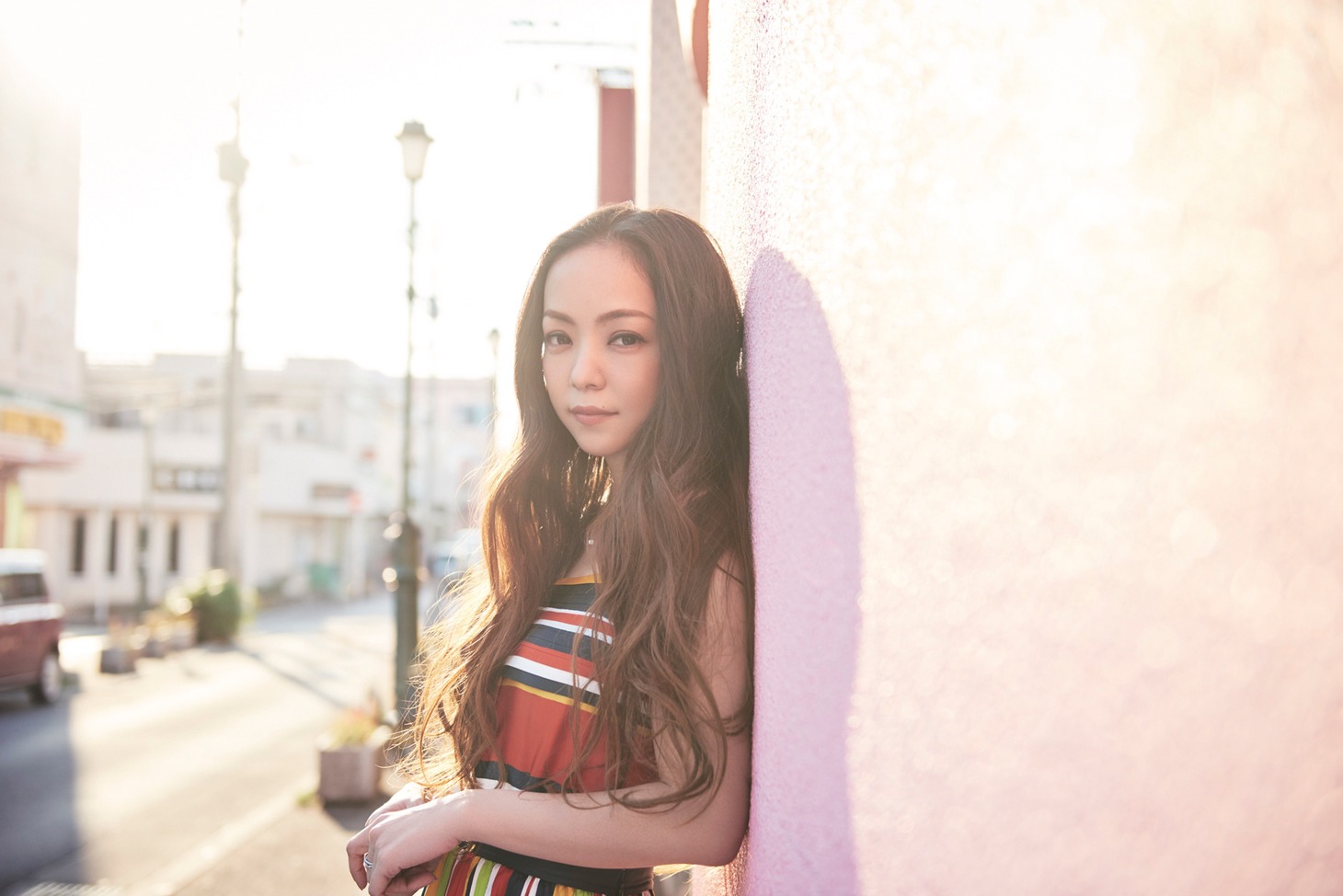 人気画像11位は「安室奈美恵、引退の決意秘めたツアーのオフショット収めた写真集『GIFT』」より、安室奈美恵「GIFT」安室の地元沖縄でのオフショット。