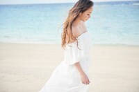 安室奈美恵「GIFT」より、安室の地元沖縄でのオフショット。