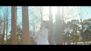 小倉唯「白く咲く花」ミュージックビデオ（Dance ver.）のワンシーン。