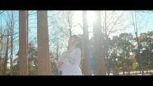 小倉唯「白く咲く花」ミュージックビデオ（Dance ver.）のワンシーン。