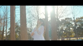 小倉唯、木漏れ日の中で踊る「白く咲く花」MVダンスVer.公開