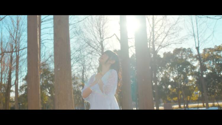 小倉唯 木漏れ日の中で踊る 白く咲く花 Mvダンスver 公開 動画あり 音楽ナタリー