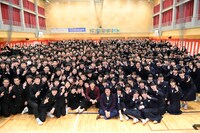 上尾市立上尾中学校の全校生徒とスキマスイッチ。（写真提供：AUGUSTA RECORDS）