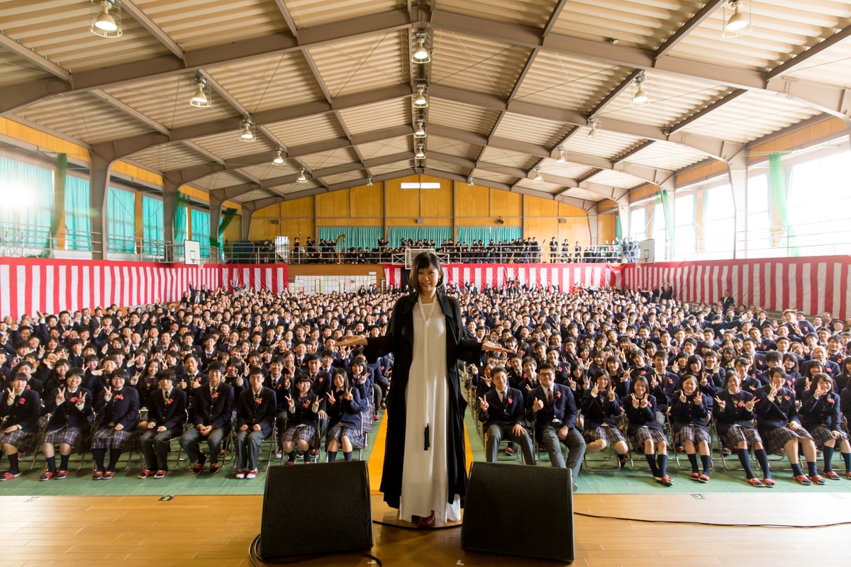 石見智翠館高等学校の卒業生と記念撮影する絢香。 - 絢香の