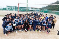 石見智翠館高等学校ラグビー部の元を訪れた絢香。