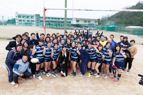 石見智翠館高等学校ラグビー部の元を訪れた絢香。