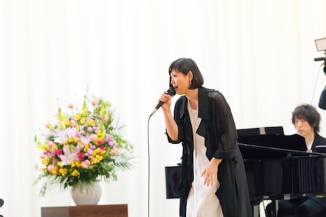 卒業式で「サクラ」を熱唱する絢香。