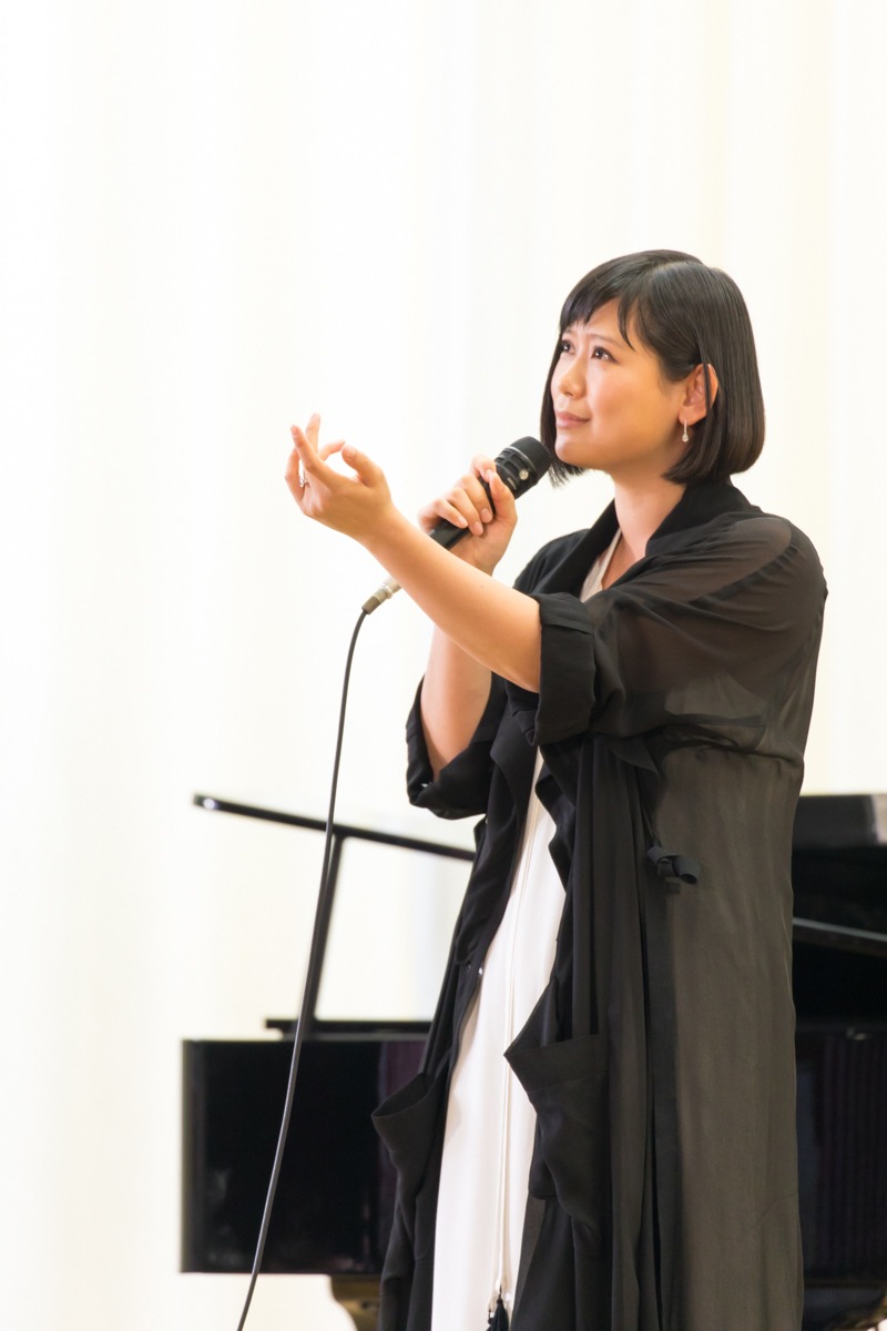 卒業式で「サクラ」を熱唱する絢香。