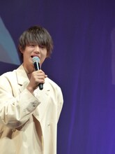 涙を見せる佐野勇斗。