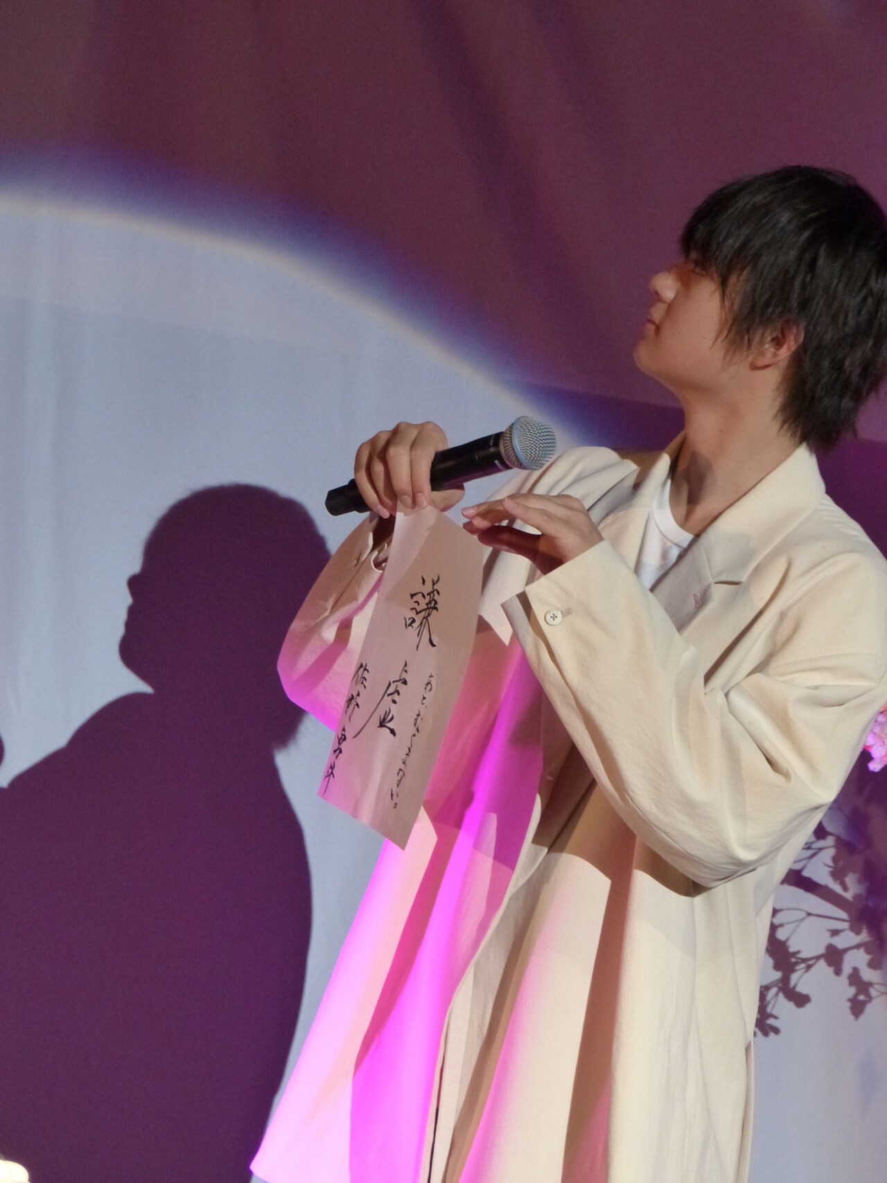 M!LK佐野勇斗、20歳の生誕祭で涙「このメンバーじゃなきゃやってこれ