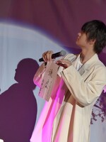 「謙虚」としたためた佐野勇斗。