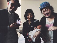 我が子を抱いたYeYe（中央）とバンドメンバーたち。